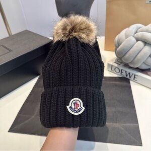 Moncler Black Ribbed Hat with Fur Pom Fashion❤️🎉🎉